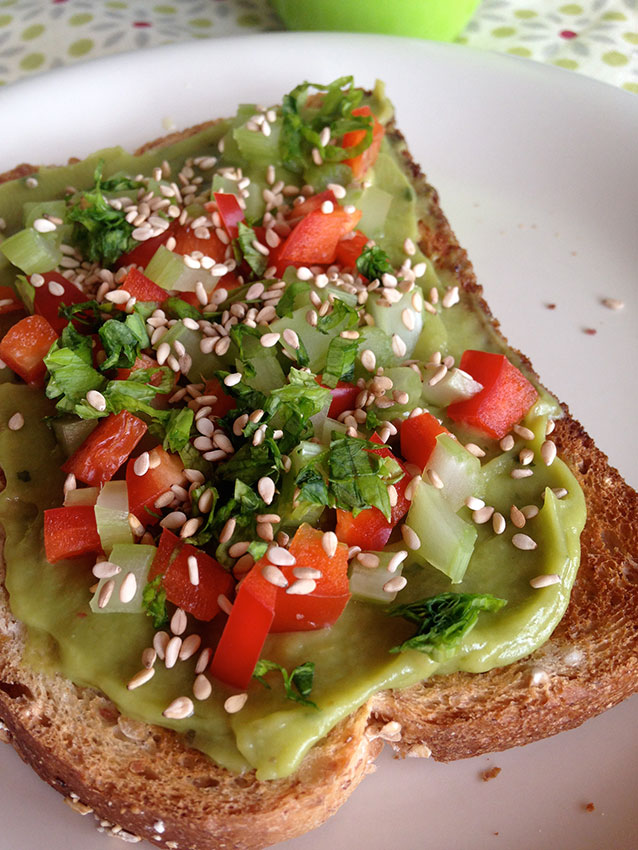 Tosta guacamole y verduras